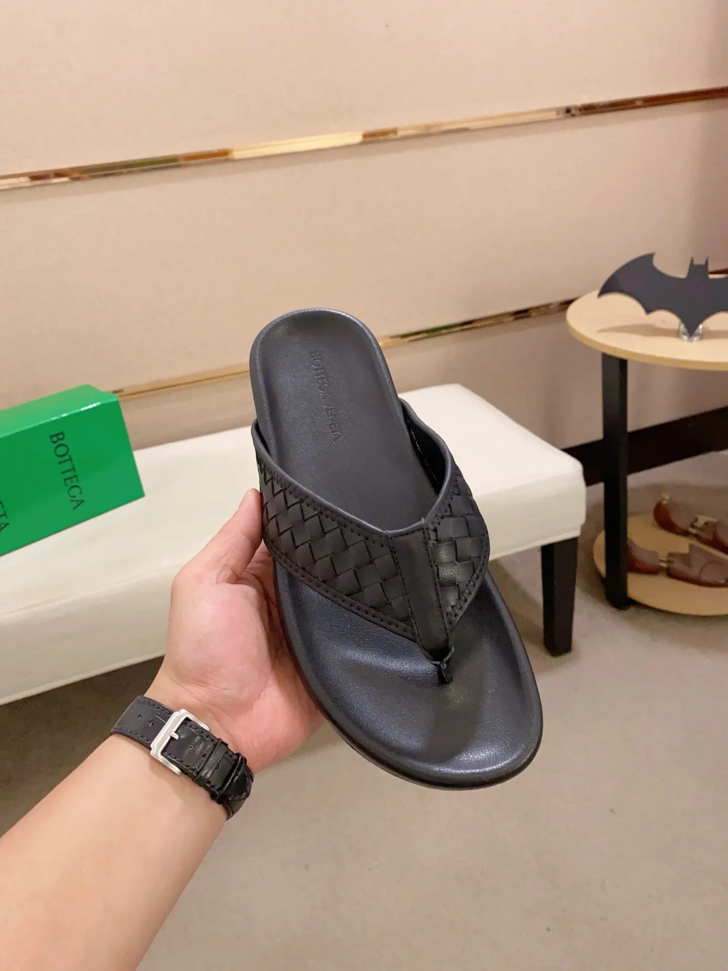 Men's shoes 💰: 320💰[BV~Bottega Veneta] Trendy new slippers are on the market. Same style as the official website. Counter quality [strong][strong][strong] Selected cow patent leather weaving. High-end atmosphere. Very cost-effective. Original wear-resistant rubber outsole. Fine workmanship. The upper layer of materials is used. The quality is visible. Shoe size 38-45.